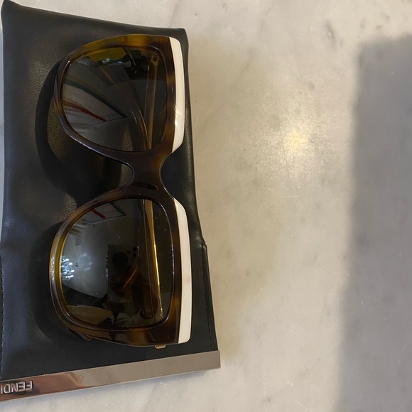 Fendi 2 tone sunglasses - Picture 4 of 7